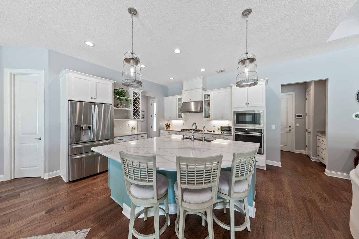 151 Littlewood Road &mdash; the island and its seating