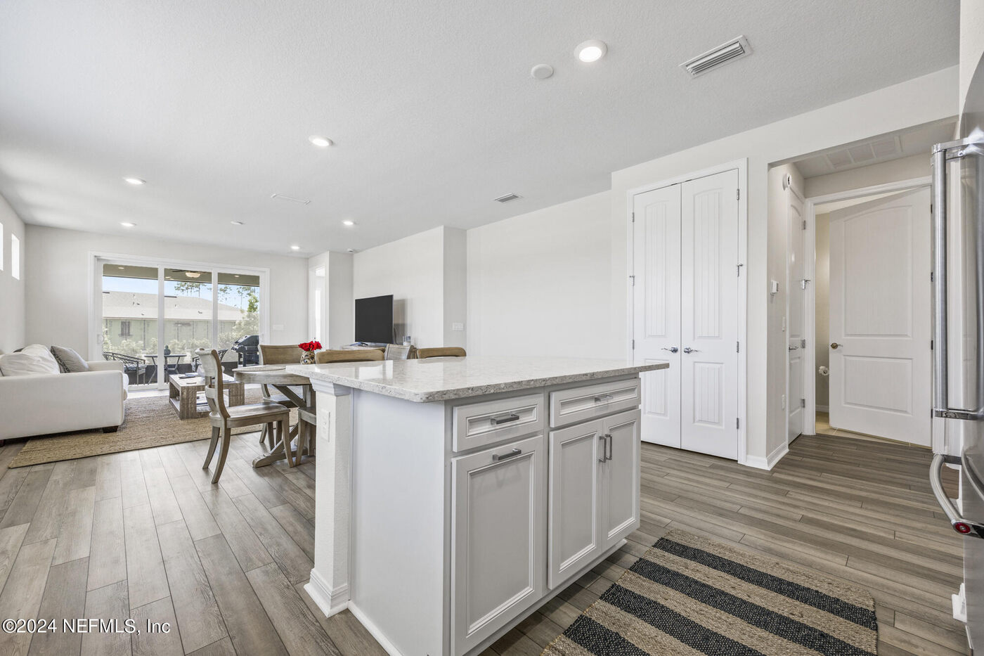 186 Curved Bay Trail &mdash; the kitchen