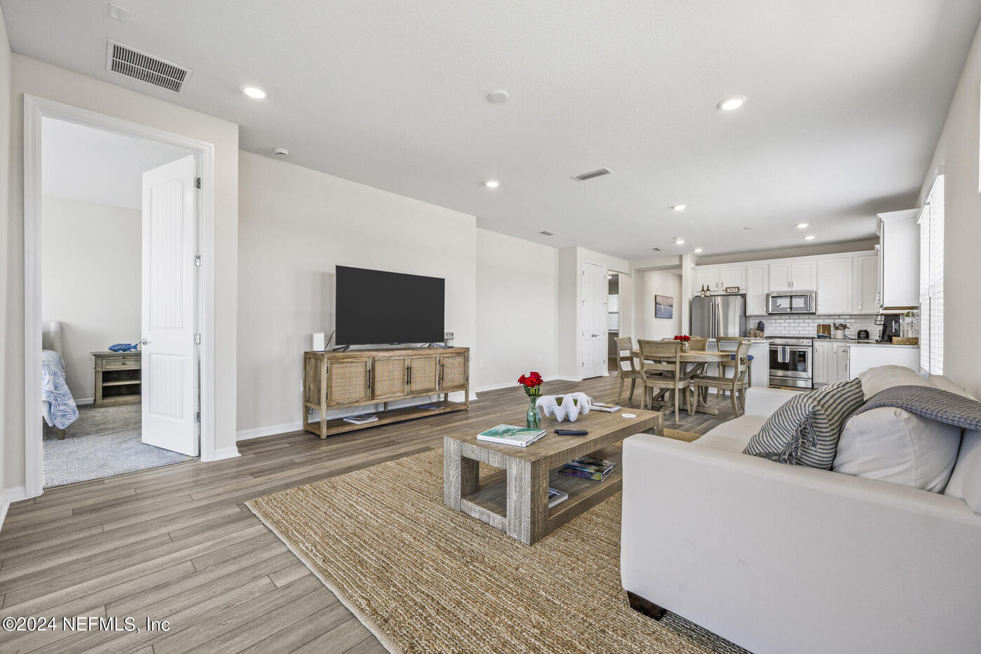 186 Curved Bay Trail &mdash; the living room