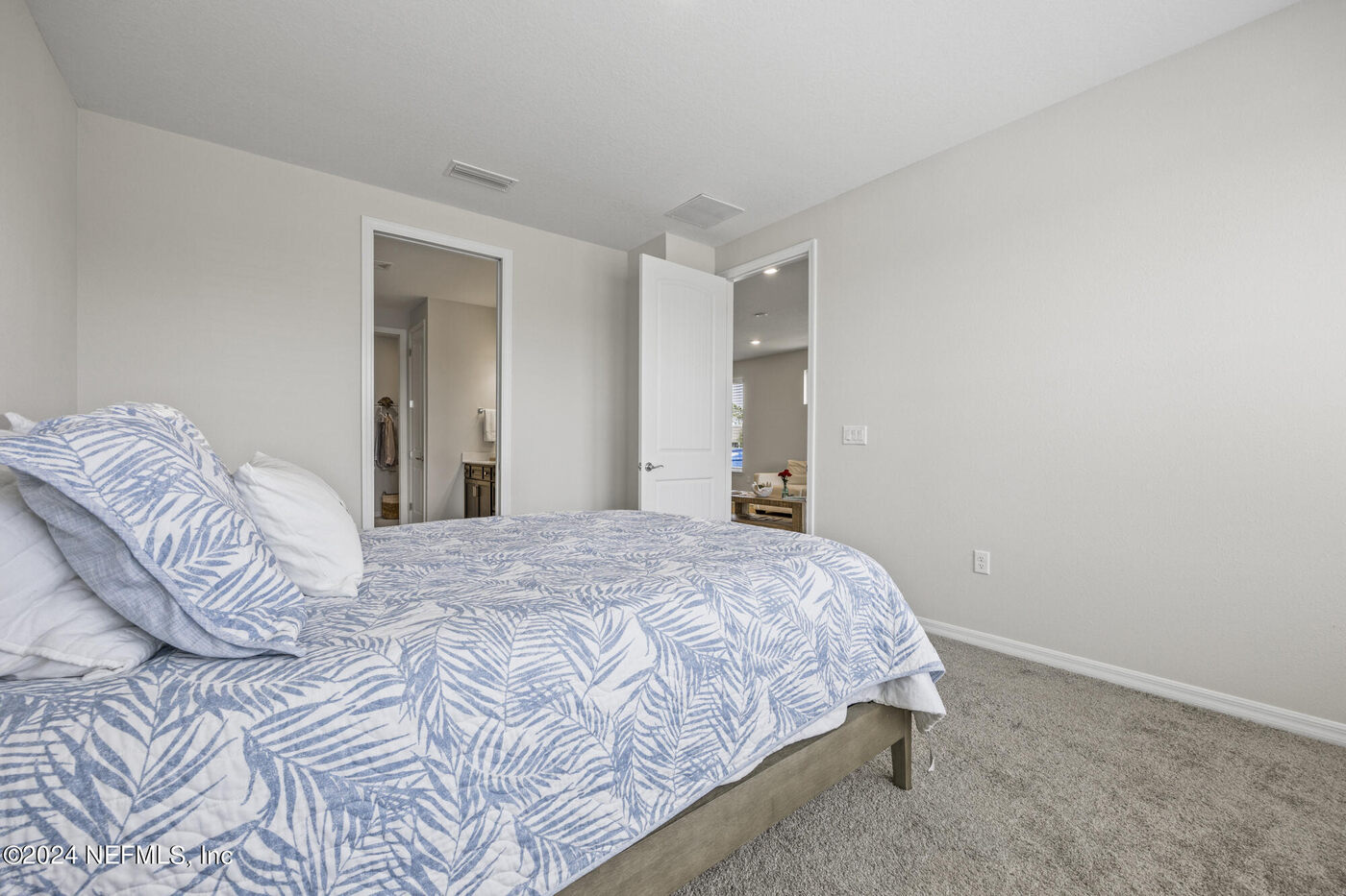 186 Curved Bay Trail &mdash; a guest bedroom