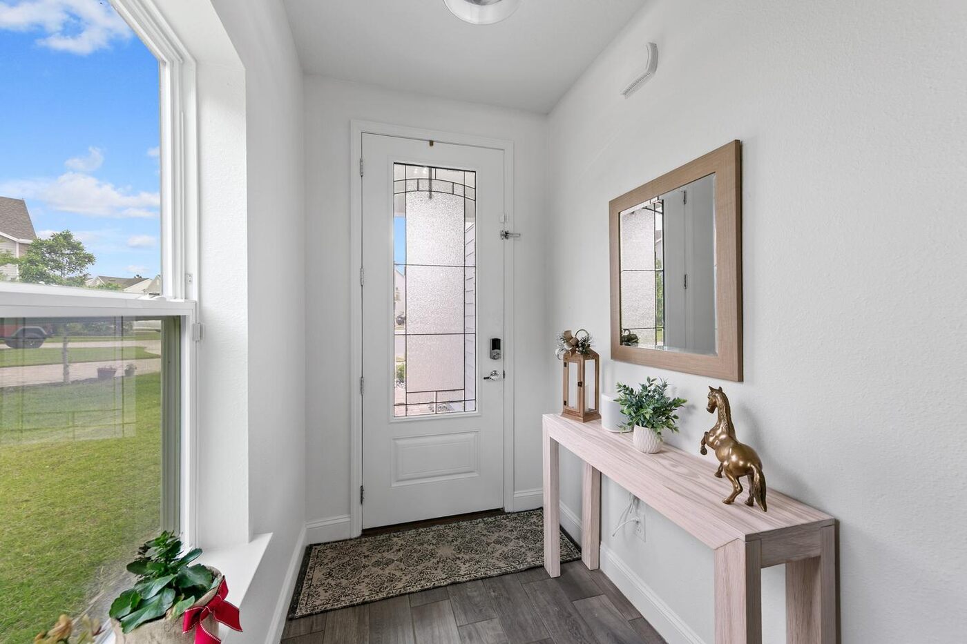 204 Silver Creek Place &mdash; the entry hall