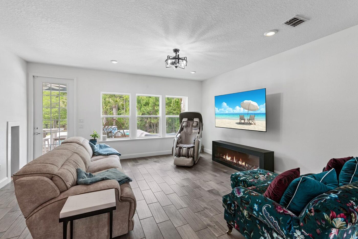 204 Silver Creek Place &mdash; the living room