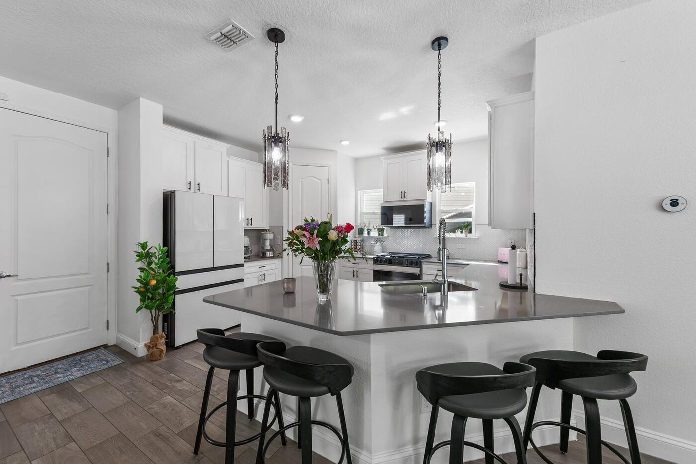 204 Silver Creek Place &mdash; the island and its seating