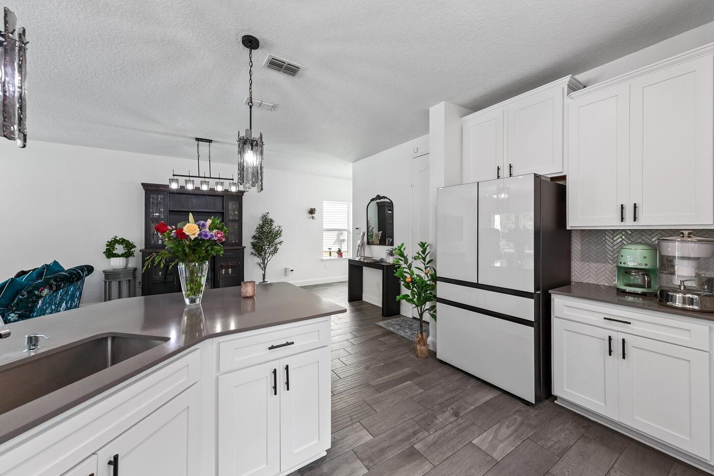 204 Silver Creek Place &mdash; the kitchen