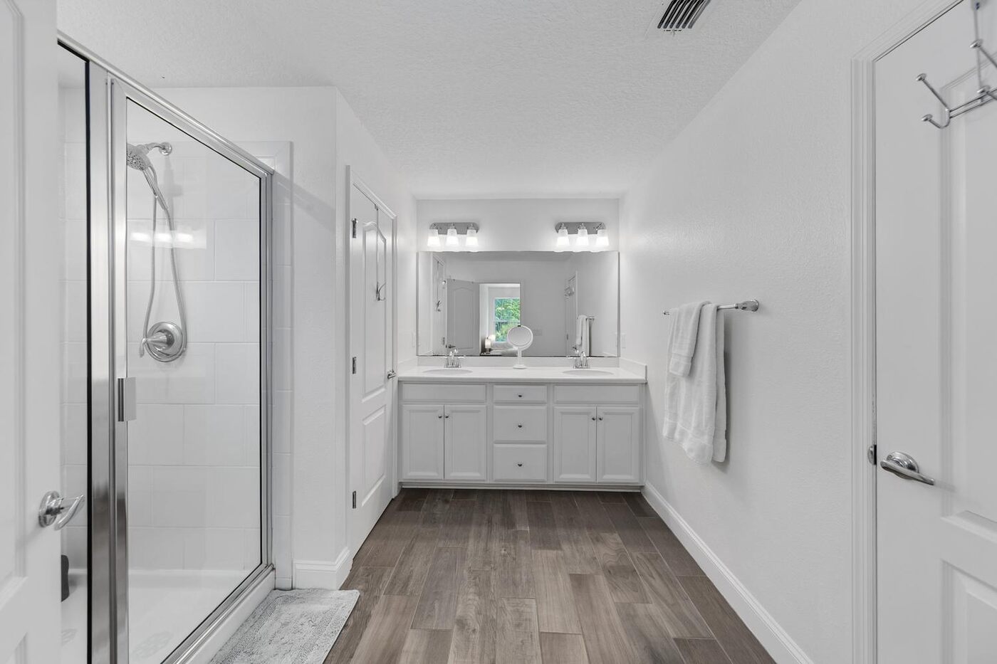 204 Silver Creek Place &mdash; the bath