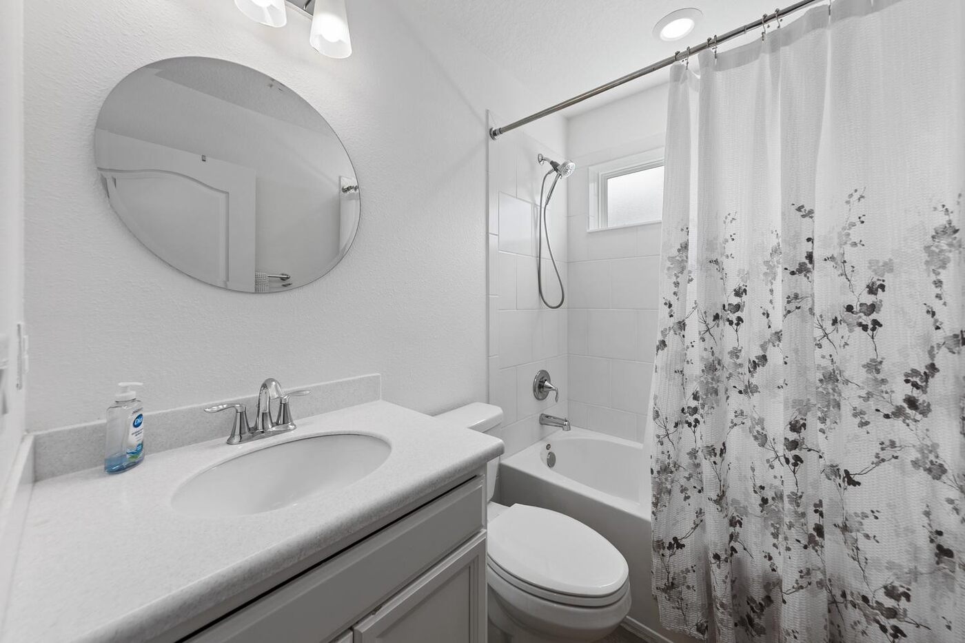 204 Silver Creek Place &mdash; the tub