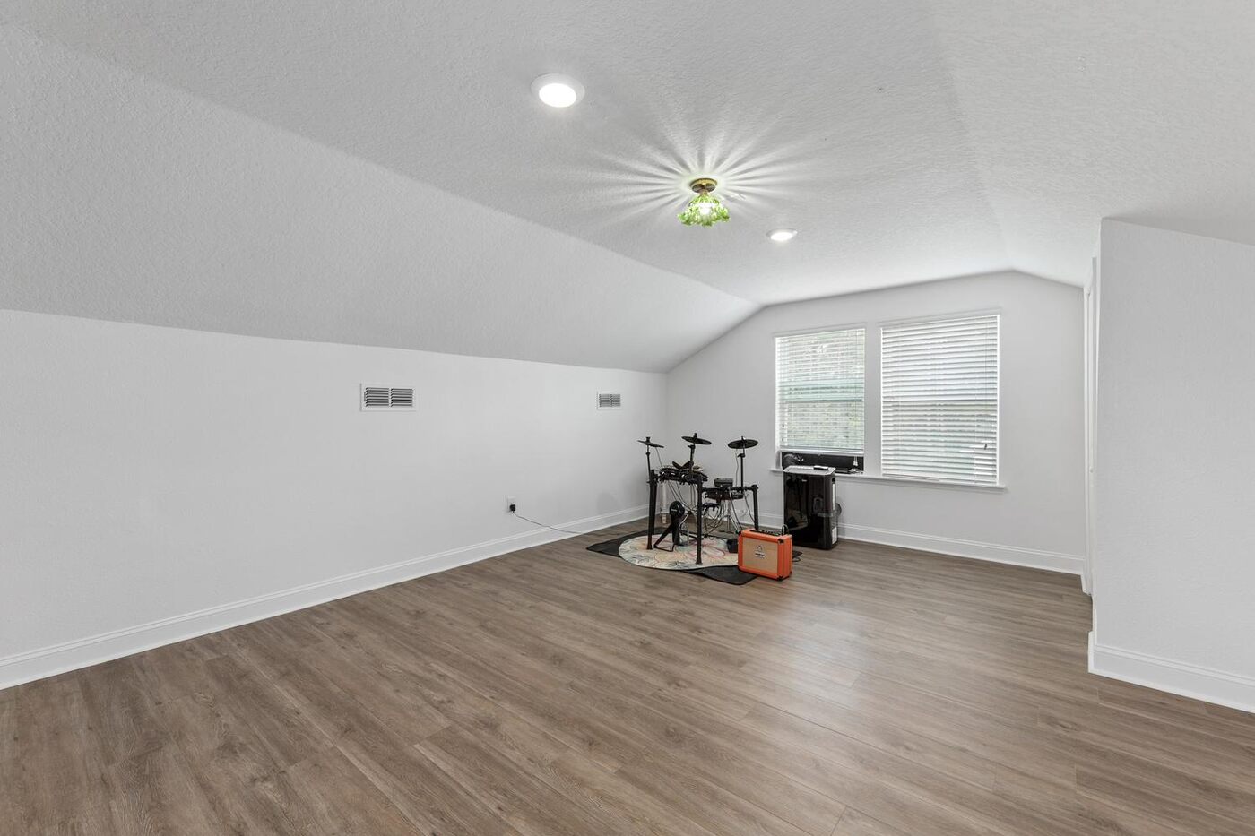 204 Silver Creek Place &mdash; the bonus room