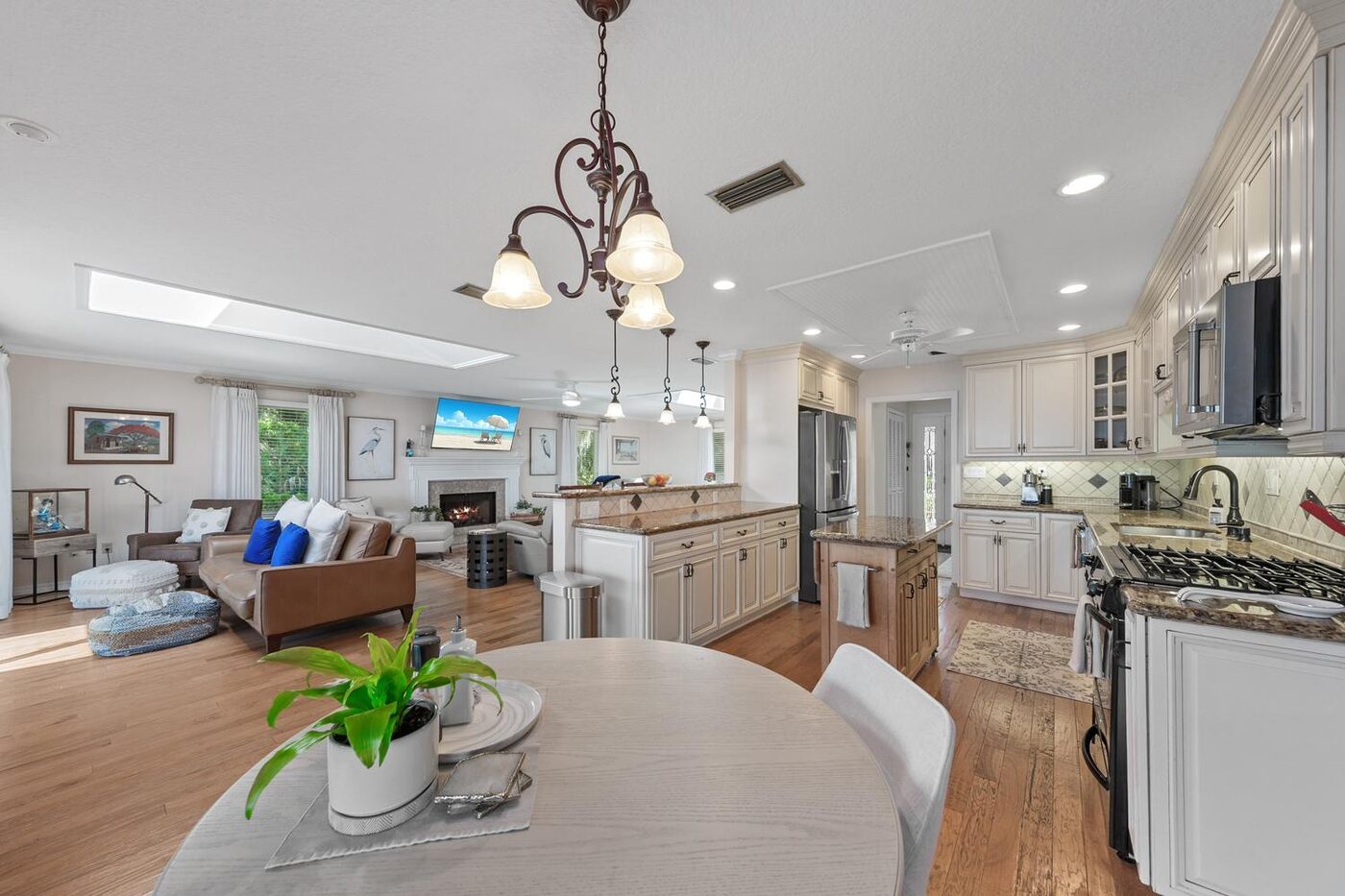 381 County Road 13 S &mdash; the kitchen and the dining room