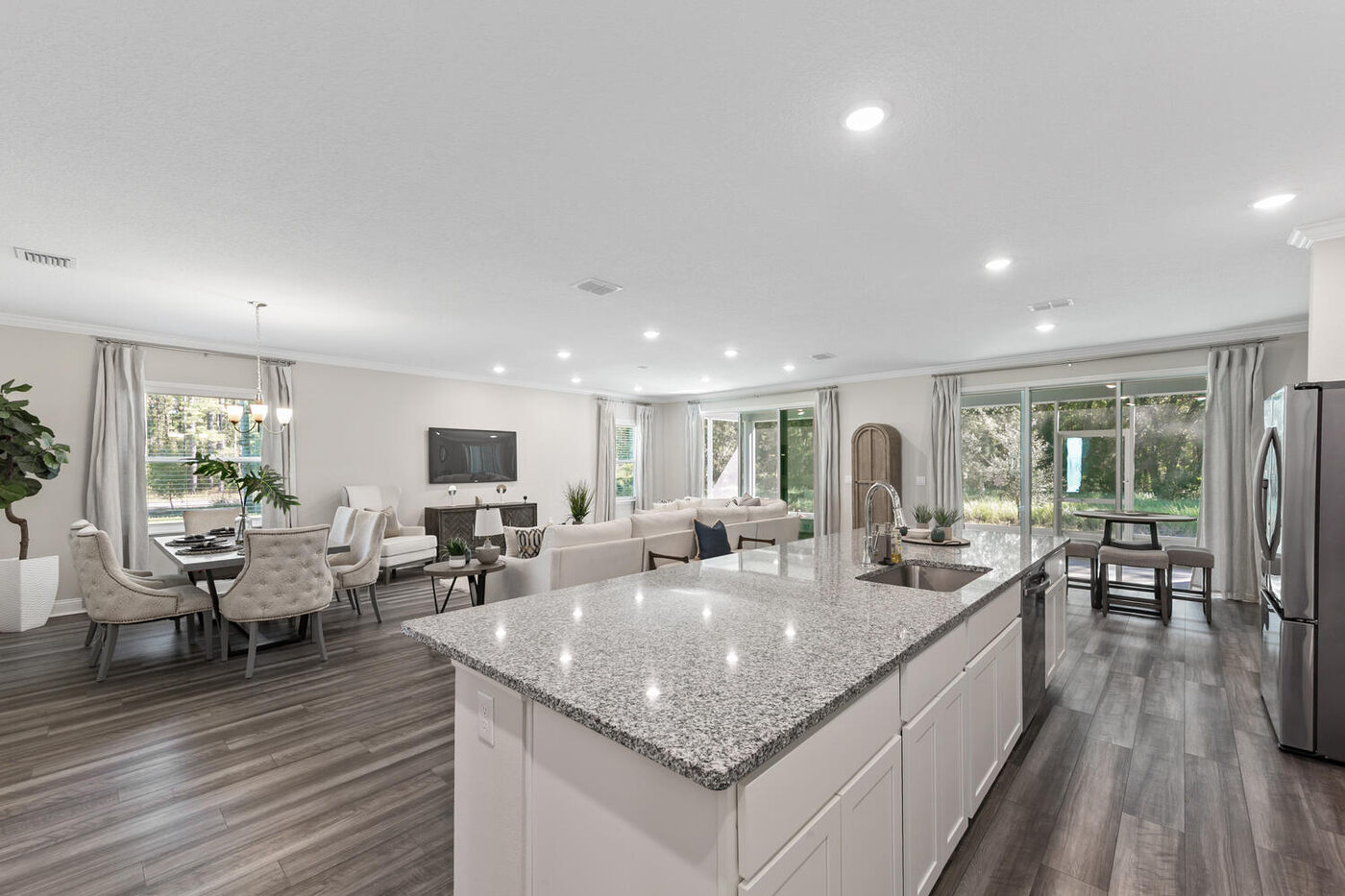 56310 Creekside Way &mdash; the island and its seating