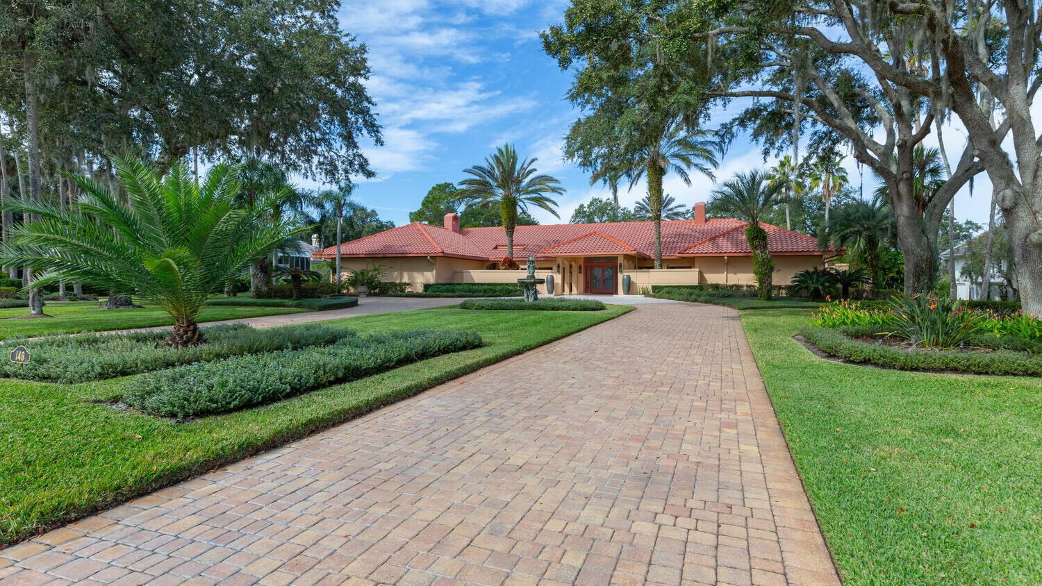 149 Twelve Oaks Lane &mdash; the drive and the fountain