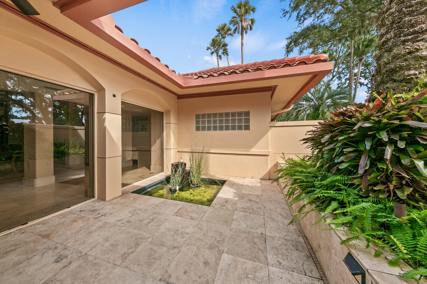 149 Twelve Oaks Lane &mdash; the courtyard