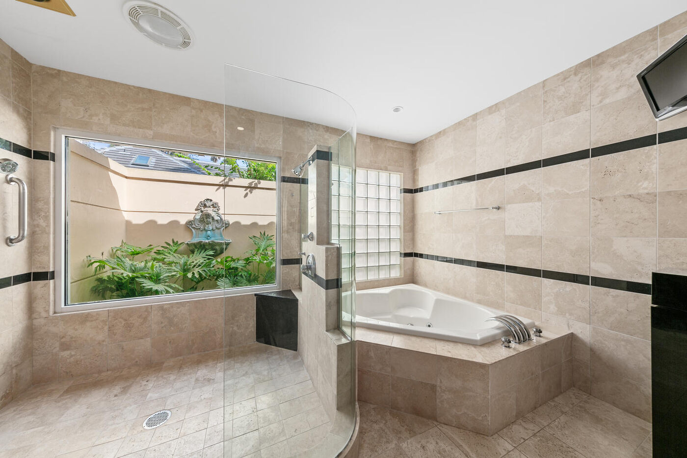 149 Twelve Oaks Lane &mdash; the primary bath
