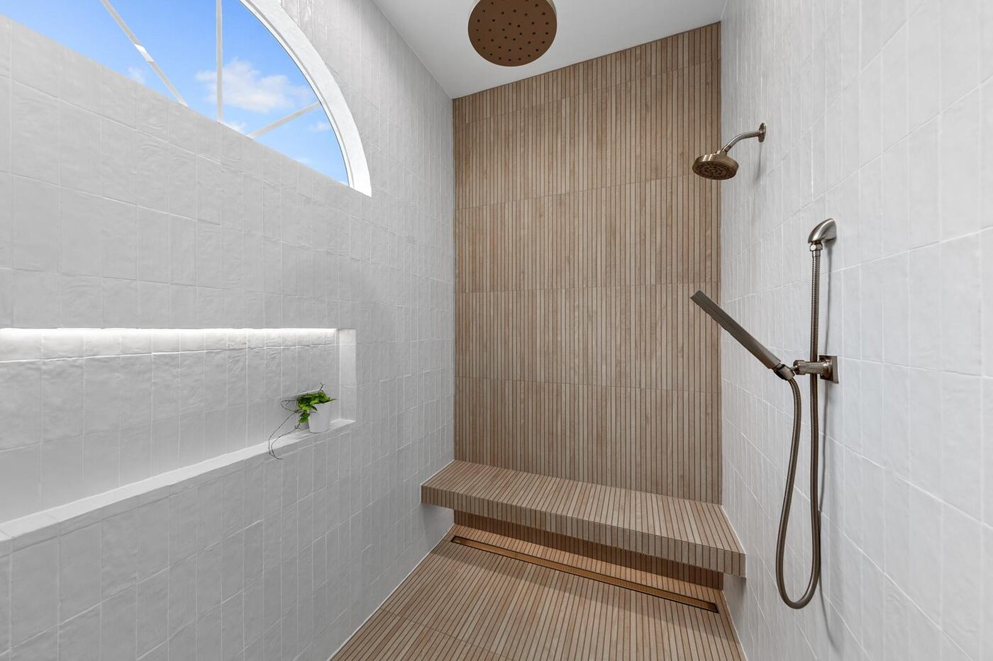 8160 Merganser Drive &mdash; the primary bath